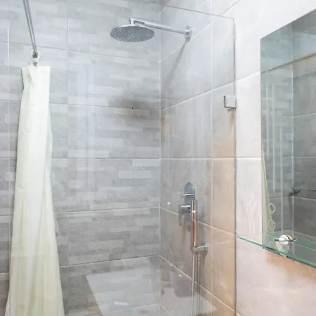 Modern&quiet Ensuite Gazde/Camere de închiriat